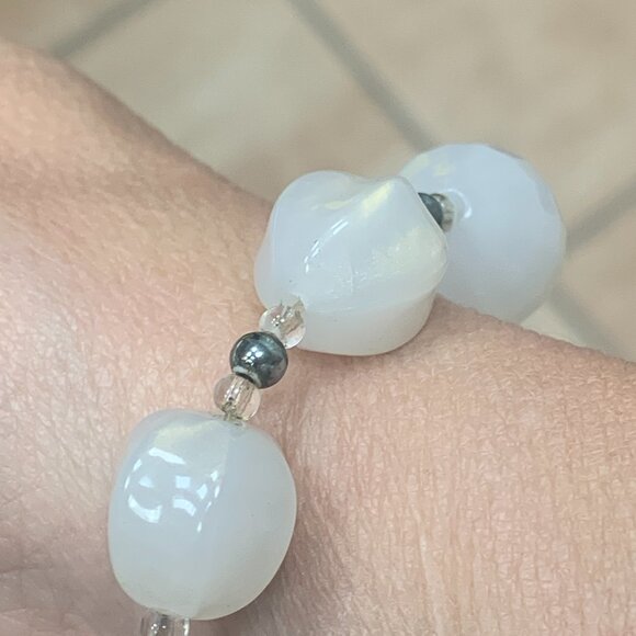 JEWELRY - Milky white textured beads stretch bracelet with silver & clear beads - Picture 5 of 8